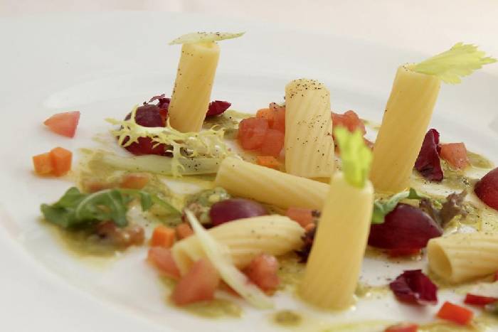 Ensalada de pasta con guacamole