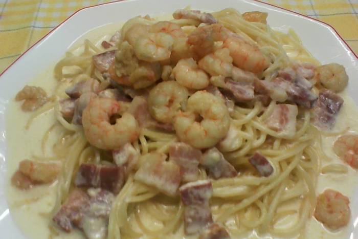 Espaguetis carbonara con gambas al ajillo