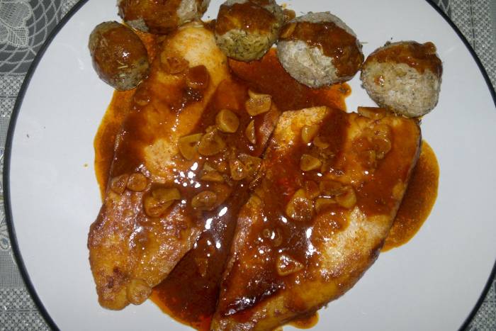 Filetes de dorada en salsa de pimentón