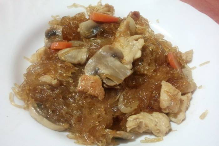 Fideos fritos estilo chino con salsa de soja rápidos