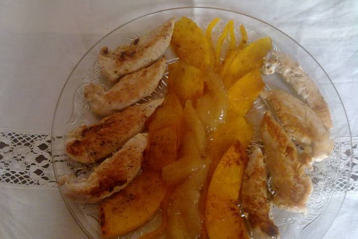 Solomillos de pollo con calabaza a la plancha y compota de pera