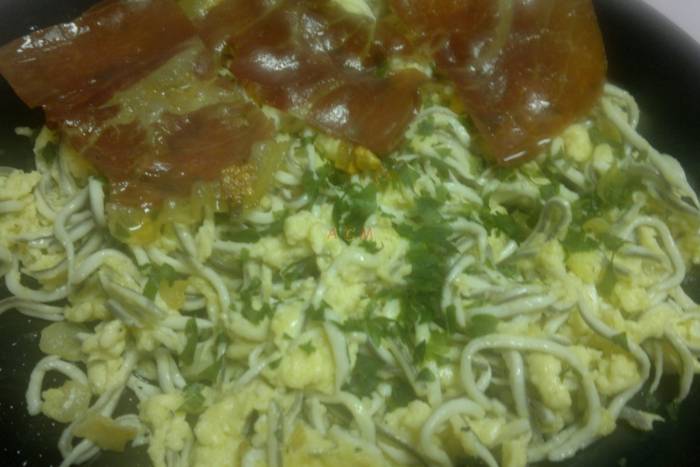 Revuelto de gulas con crujiente de jamón