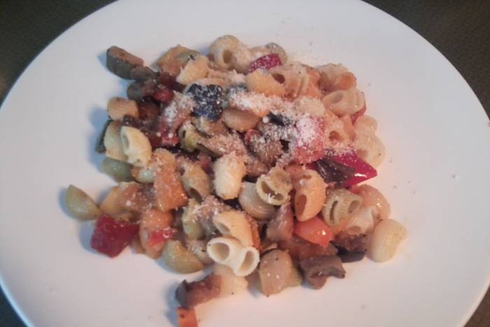 Salteado de coditos con verduras