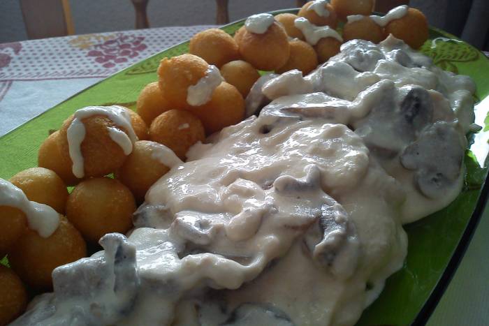 Pechugas de pollo a los dos quesos con bolitas de patatas