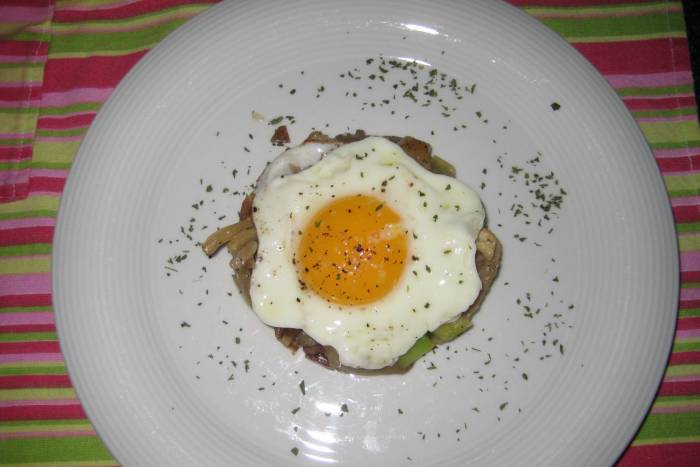 Setas con huevo a la plancha y ajetes frescos
