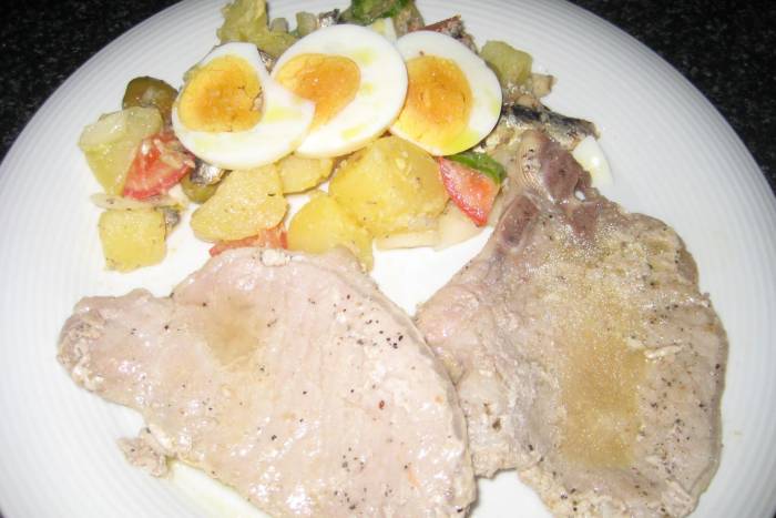 Chuletas de cerdo a la plancha con papas aliñás