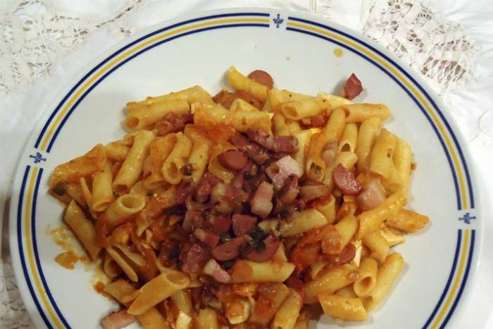 Macarrones con bacon y salchichas