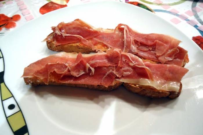 Tostas de jamón serrano y tomate rallado