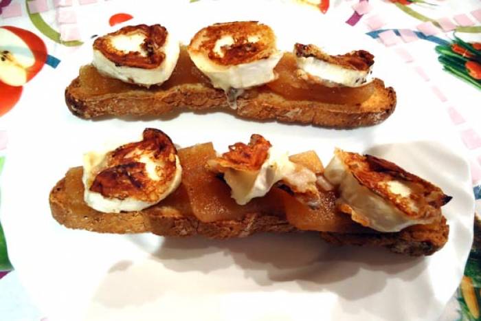 Tostas de queso de cabra con membrillo