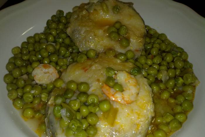 Guiso de merluza con guisantes