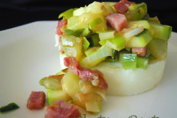 Salteado de calabacín y puerro con puré de patatas