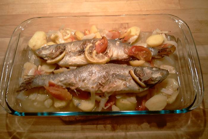 Lubina al horno con patatas y tomate