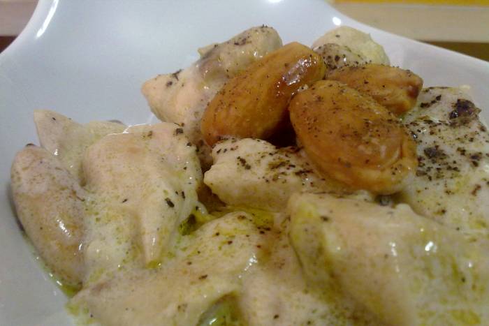 Pollo con nata y almendras fritas