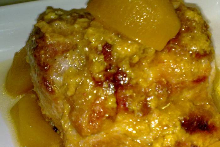 Cinta de lomo ibérico con salsa de almendras y manzana confitada