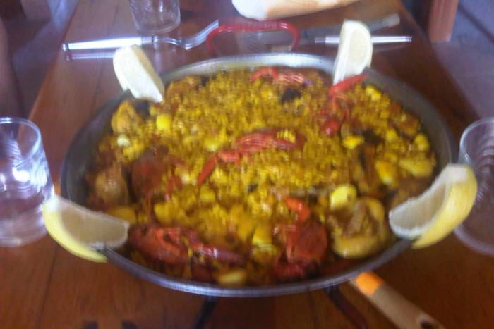 Paella con cangrejos de río