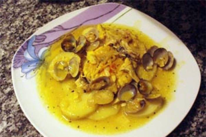 Merluza con almejas a la marinera