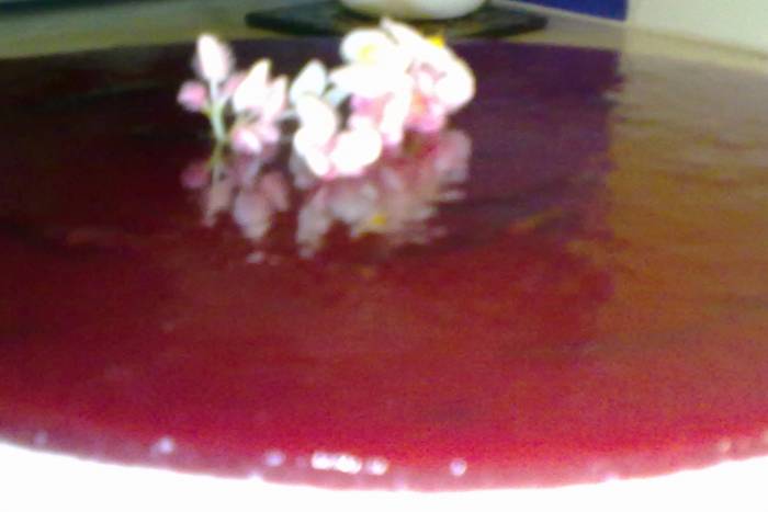 Tarta de nata con queso mascarpone y mermelada de fresas