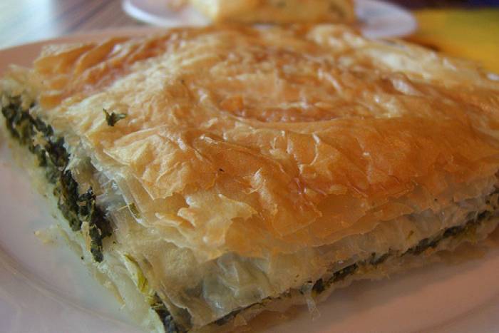 Empanada de espinacas con piñones