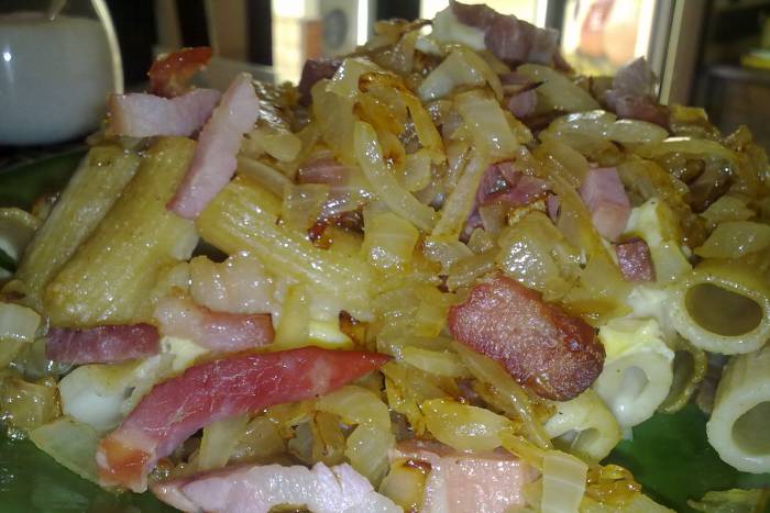 Pasta al horno con jamón serrano y panceta ahumada