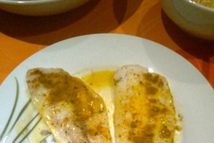 Merluza al horno con curcuma y limón