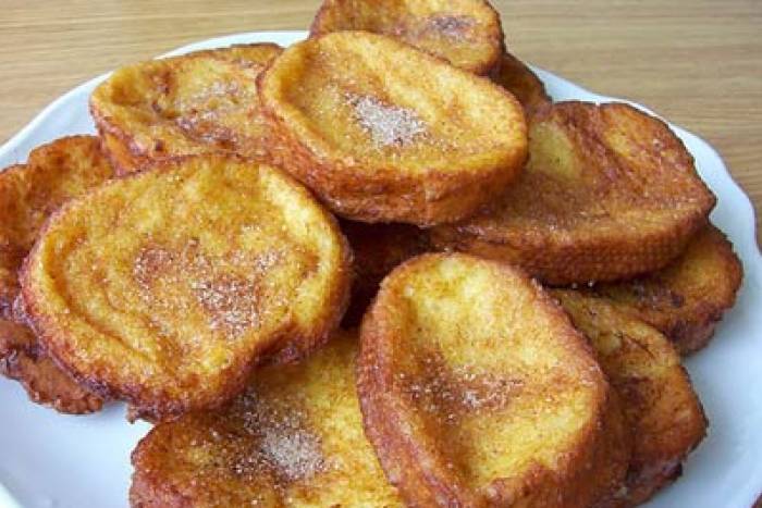 Torrijas espolvoreadas con canela y azúcar