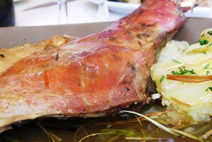 Cabrito al horno con papas y cebollas