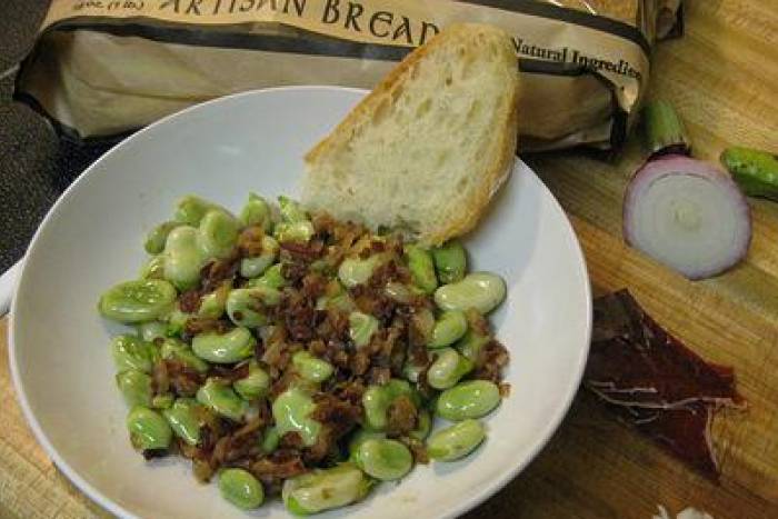 Habas fritas con cubos de jamón