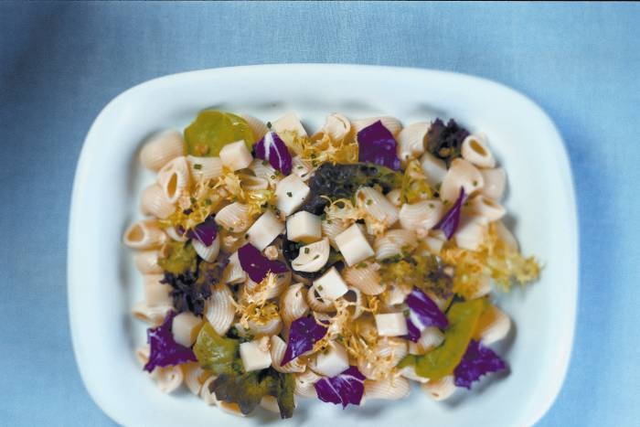 Ensalada provenzal con pasta y queso de cabra