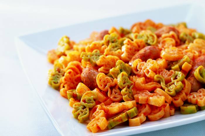 Pasta con tomate y salchichas
