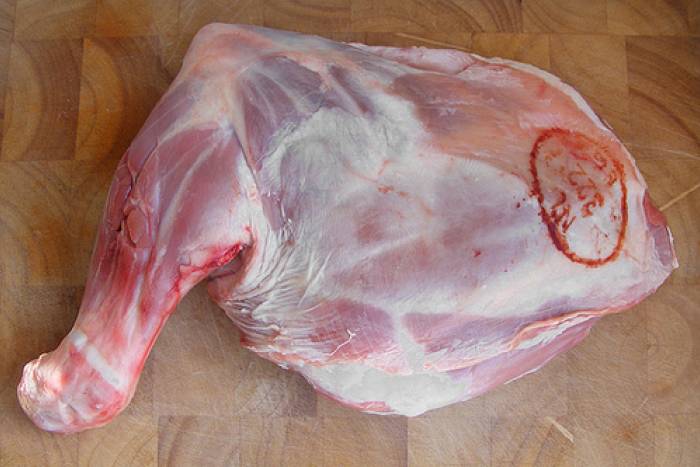 Paletilla de cordero al horno con ciruelas