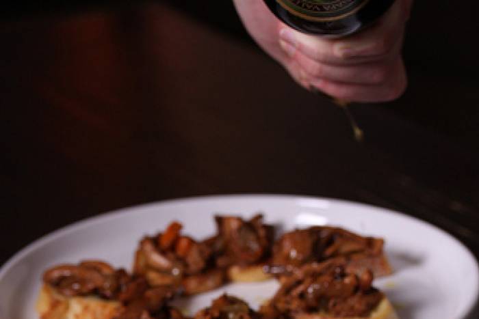 Canapés variados de pollo, pickles, camarones, champiñones, palmitos y choclo