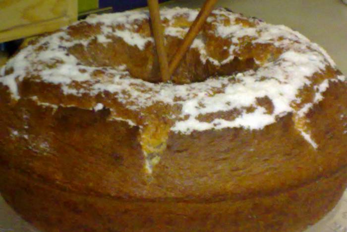 Bizcocho de canela con almendras crudas