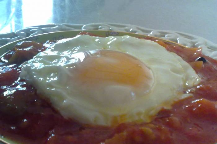 Huevo frito con tomate