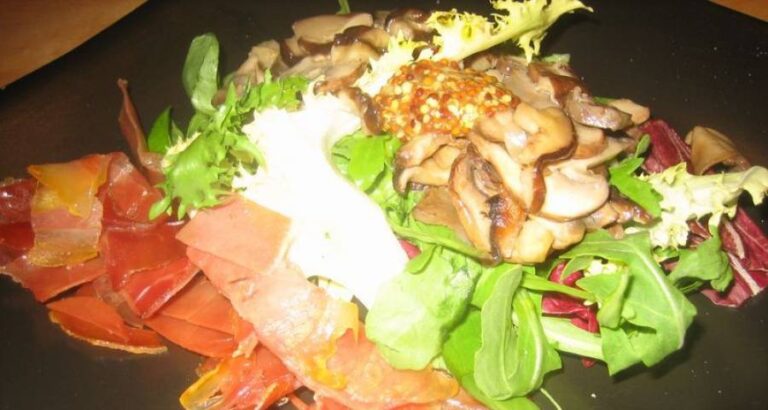 Ensalada templada de setas y jamón serrano