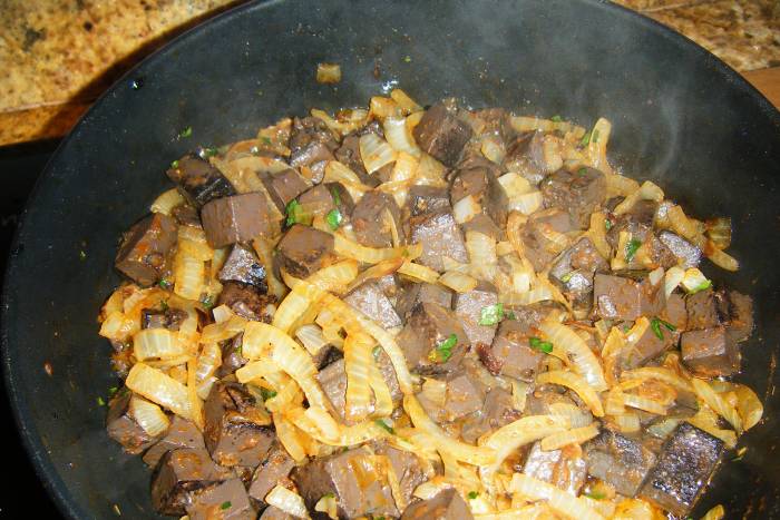 Sangre de pollo encebollada