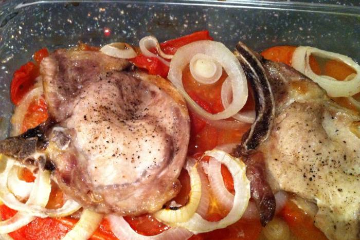 Chuletas de cerdo con verduras al horno