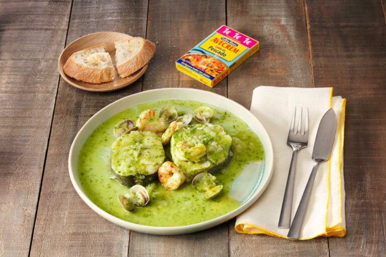 Merluza en salsa verde con almejas y gambas