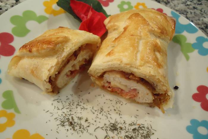 Pollo hojaldrado con queso de cabra y lomo ibérico