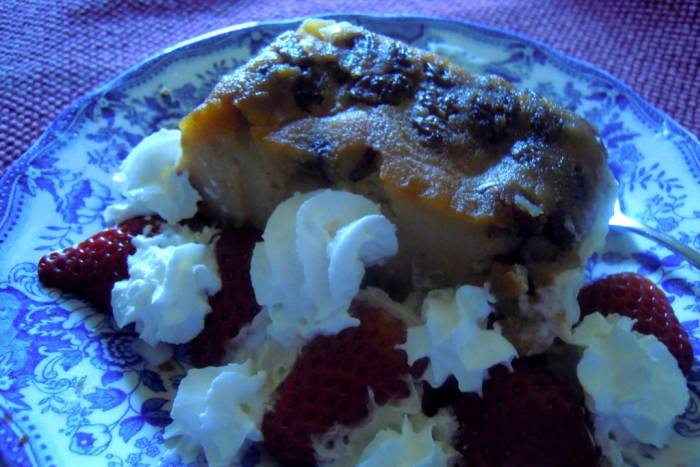 Budin de pan con fresas