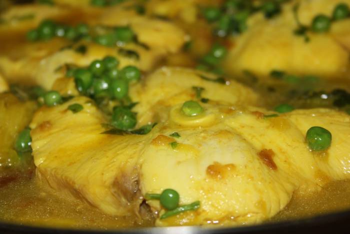 Cazón con patatas guisadas en amarillo