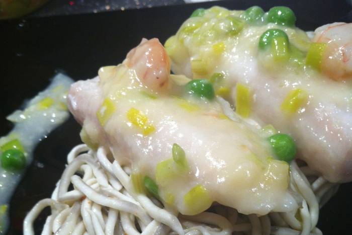 Lomos de merluza en salsa con sucedáneo de angulas