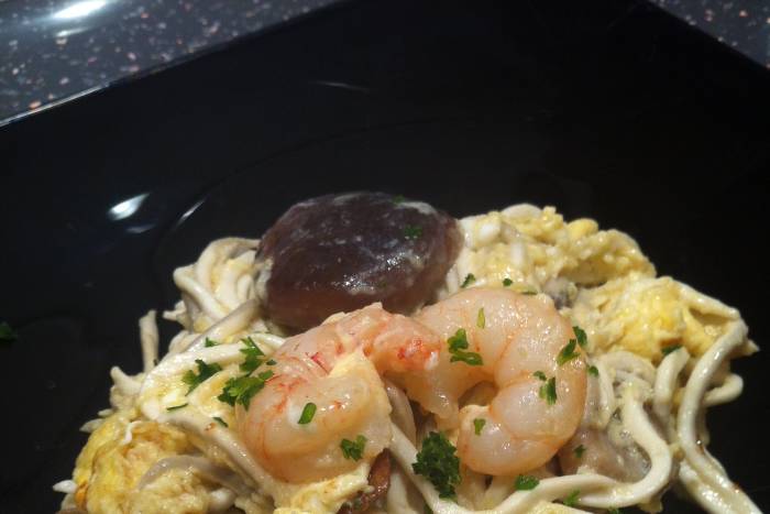 Revuelto de setas, sucedáneo de angulas y gambas