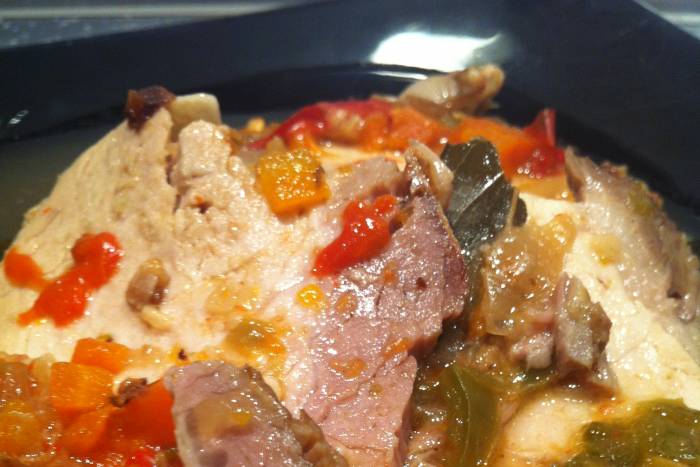Redondo de cerdo en salsa de pimientos
