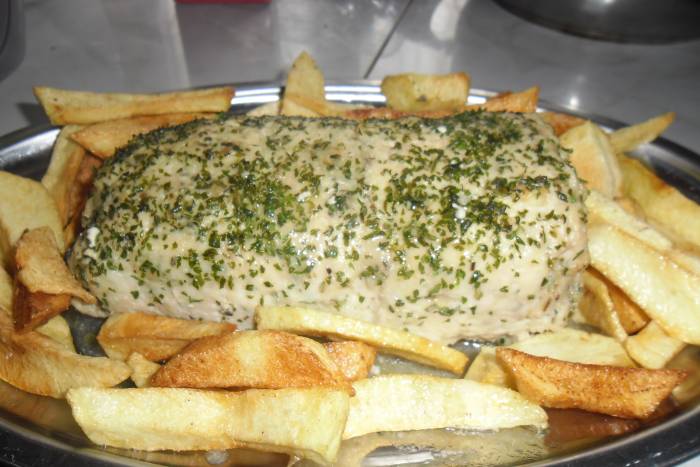 Rollito de carne picada de pollo relleno de cecina y queso