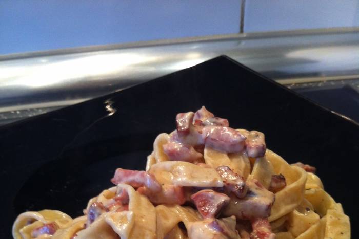 Cintas de pasta a la carbonara con salchichas