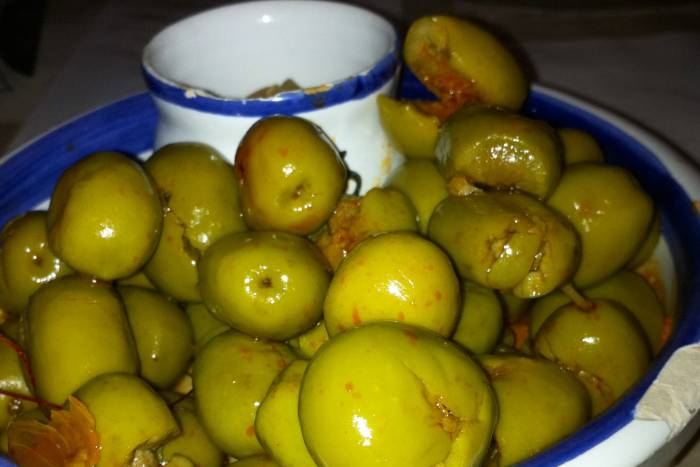 Aceitunas machacadas aliñadas