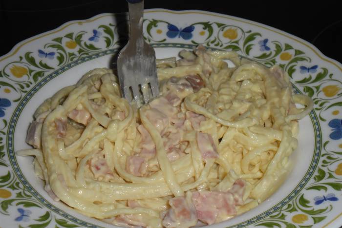 Espaguetis carbonara al queso