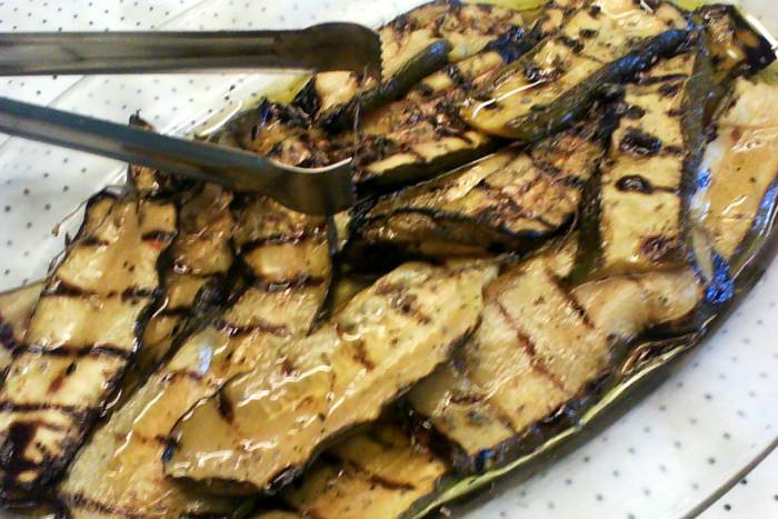 Berenjenas a la parrilla al ajo y perejil