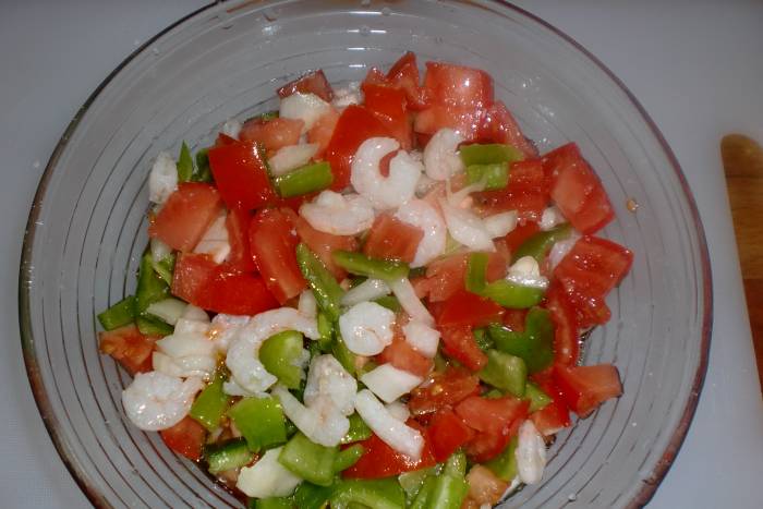 Aliño de pimientos verdes, tomates y gambas