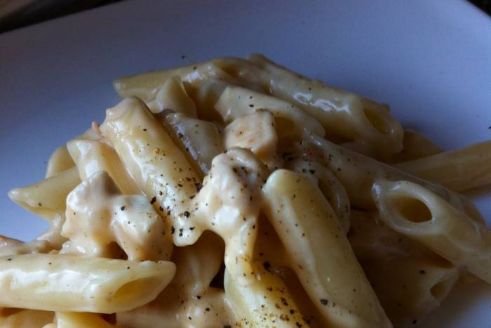 Macarrones a la carbonara con pollo